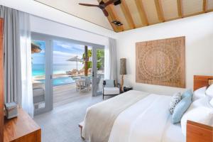 Postel nebo postele na pokoji v ubytování Vakkaru Maldives - 30 percent off on seaplane transfers for stays until 19 Dec 2025