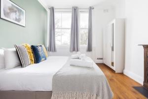 Un pat sau paturi într-o cameră la The Primrose Hill Flat