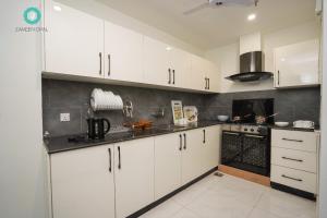 Kitchen o kitchenette sa 2-BHK Luxury Apartment with 5 star Amenities (Gym,Pool, Cinema, Clubhouse and Rooftop)