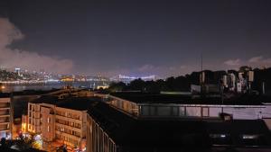 Blick auf die Stadt in der Nacht in der Unterkunft Istanbul Harmony Hostel in Istanbul