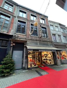 una tienda con una alfombra roja delante de un edificio en Suite 26-Appartement au coeur de Namur, en Namur