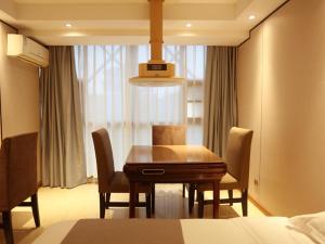 een eetkamer met een tafel en stoelen in een kamer bij LanOu Hotel Impressions of Taipei Xiantao City in Xiantao