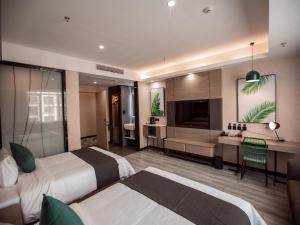 哈密的住宿－尚客优品哈密皇后天街酒店，酒店客房配有两张床和一张书桌