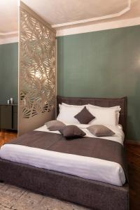 リヴィウにあるAlfa Apartments Halytska 9の緑の壁のベッドルーム1室(大型ベッド1台付)