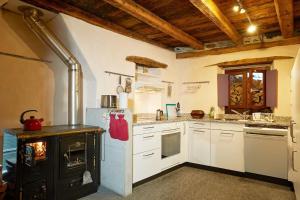 Kuchyň nebo kuchyňský kout v ubytování Wild Valley Puro Ticino 1 in Valle Onsernone