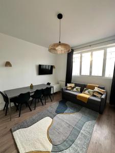 sala de estar con sofá negro y mesa en Urban Flat 169 - Pretty Flat Bercy Coriolis en París