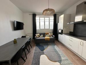 eine Küche und ein Wohnzimmer mit einem Tisch und einem Sofa in der Unterkunft Urban Flat 169 - Pretty Flat Bercy Coriolis in Paris