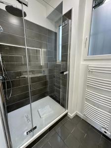 eine Dusche mit Glastür im Bad in der Unterkunft Urban Flat 169 - Pretty Flat Bercy Coriolis in Paris