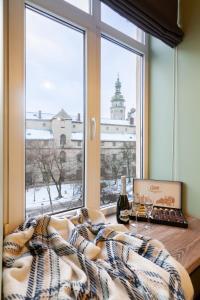 リヴィウにあるAlfa Apartments Halytska 9のベッドルーム1室(ベッド1台、景色を望む窓付)