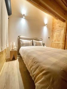 ein Schlafzimmer mit einem großen Bett in einem Zimmer in der Unterkunft NEW chalet de standing premium in Senones