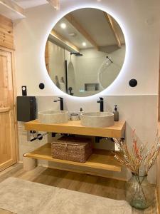 ein Badezimmer mit zwei Waschbecken und einem großen Spiegel in der Unterkunft NEW chalet de standing premium in Senones
