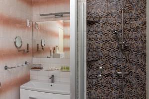 een badkamer met een douche, een toilet en een wastafel bij Vizafogó Panzió és Étterem in Baja