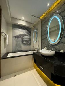 W łazience znajduje się umywalka i lustro. w obiekcie 4Leisure Suites DAMAC Esclusiva Towers w Rijadzie