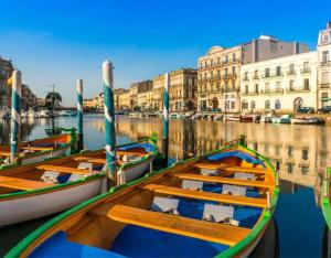 3 Boote sind in einem Kanal mit Gebäuden angedockt in der Unterkunft L'Ecrin Bleu Parking-Clim-Cosy in Sète