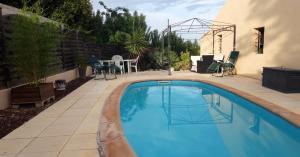 - une piscine dans l'arrière-cour d'une maison dans l'établissement Maison proche de la mer et de Pézenas, à Tourbes