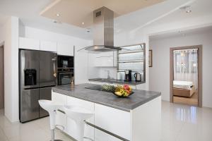 A cozinha ou kitchenette de Apartments Sara II