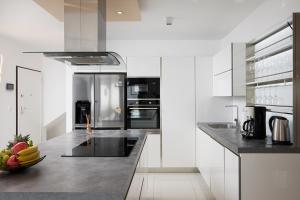 A cozinha ou kitchenette de Apartments Sara II