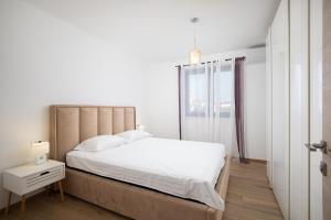 Uma cama ou camas num quarto em Apartments Sara II