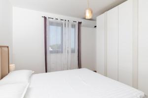 Uma cama ou camas num quarto em Apartments Sara II