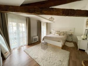 ein Schlafzimmer mit einem Bett und einem großen Fenster in der Unterkunft Maison + parking privé au Cœur Angoulême 60m2 in Angoulême