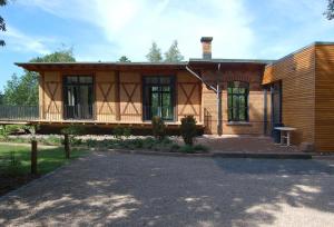 Casa de madera pequeña con porche y patio en Bahnhof Langenbieber, en Hofbieber