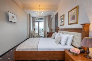 Postel nebo postele na pokoji v ubytování Tbilisi Laerton Hotel