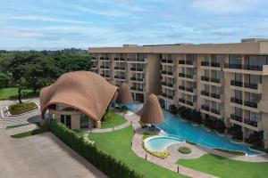 una imagen de un edificio de apartamentos con piscina en Dusit Princess Phatthalung, en Phatthalung