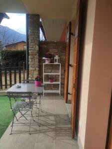 a patio with a table and chairs in a house at Casa Vacanza IL CICLAMINO in Borno +11 photos