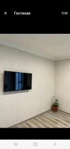 uma televisão de ecrã plano pendurada numa parede em My home 1 em Kiketʼi