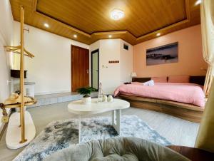 un dormitorio con una cama y una mesa en Little House Homestay Đà Lạt, Trung Tâm Thành Phố, en Da Lat