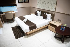 سرير أو أسرّة في غرفة في Hotel SUI