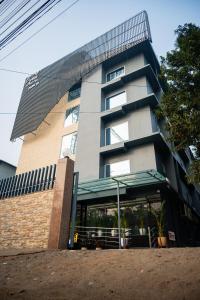 um edifício alto com uma entrada de vidro em frente em Hotel SUI em Guwahati