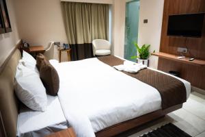 Una cama o camas en una habitación de Hotel SUI