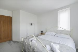 Säng eller sängar i ett rum på Stylish 3 bedroom house with garage