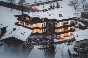 una casa con la neve sopra di Apartmenthaus Maxl a Bad Hofgastein