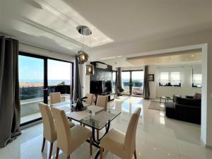 Uma televisão e/ou sistema de entretenimento em Apartments Sara II