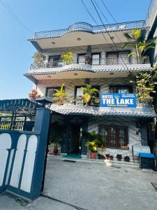 un edificio con un cartello che legge l'hotel e il lago di Hotel The Lake a Pokhara