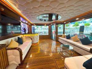 una sala de estar en un barco con sofás y una mesa en Overnight Super Yacht - Orchid, en Dubái