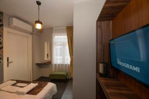 A television and/or entertainment centre at Boutique Central Taksim