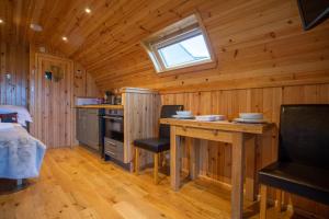 a kitchen with a table and chairs in a cabin at Heisgeir in Sollas