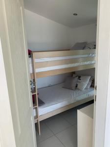 Pokój z 2 łóżkami piętrowymi w pokoju w obiekcie Apartments Ljiljana w Barze