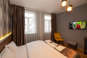 A television and/or entertainment centre at Boutique Central Taksim