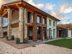 Casa grande con vigas de madera en Agriturismo Le Valli en Liedolo