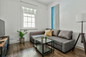 sala de estar con sofá y mesa en Spacious 3 Bedroom House City Centre Millers Point 2 E-Bikes Included, en Sídney