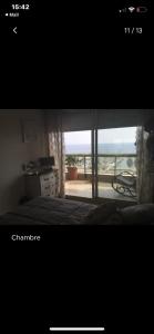 um quarto com uma janela com vista para o oceano em Vue imprenable em Le Bouscat