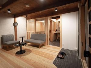 Svetainės erdvė apgyvendinimo įstaigoje NIPPONIA HOTEL 伊賀上野 城下町