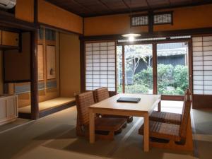 comedor con mesa, sillas y ventana en NIPPONIA HOTEL 伊賀上野 城下町, en Iga