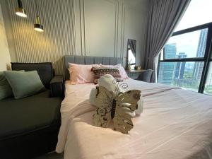 um quarto com uma cama grande e uma janela grande em Anggun Arte Mont Kiara em Kuala Lumpur