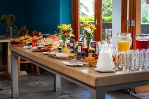 ヌールトフックにあるNoordhoek Village Hotelの食べ物と飲み物のビュッフェ付きテーブル