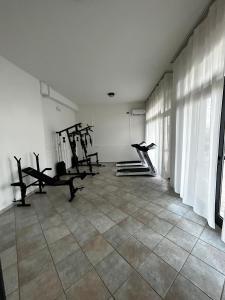 un gimnasio con cintas de correr y máquinas en una habitación en Hotel Perla, en Cesenatico